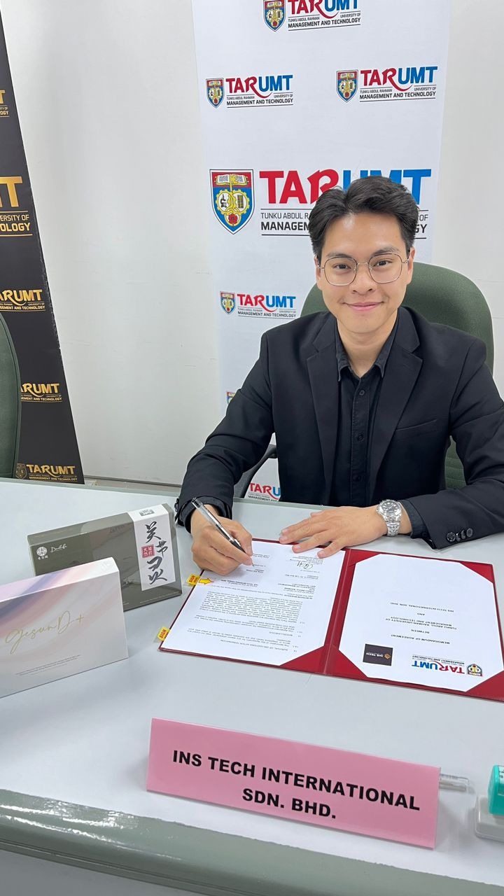 Dr. Samuel Choo signing MOU with TAR UMT